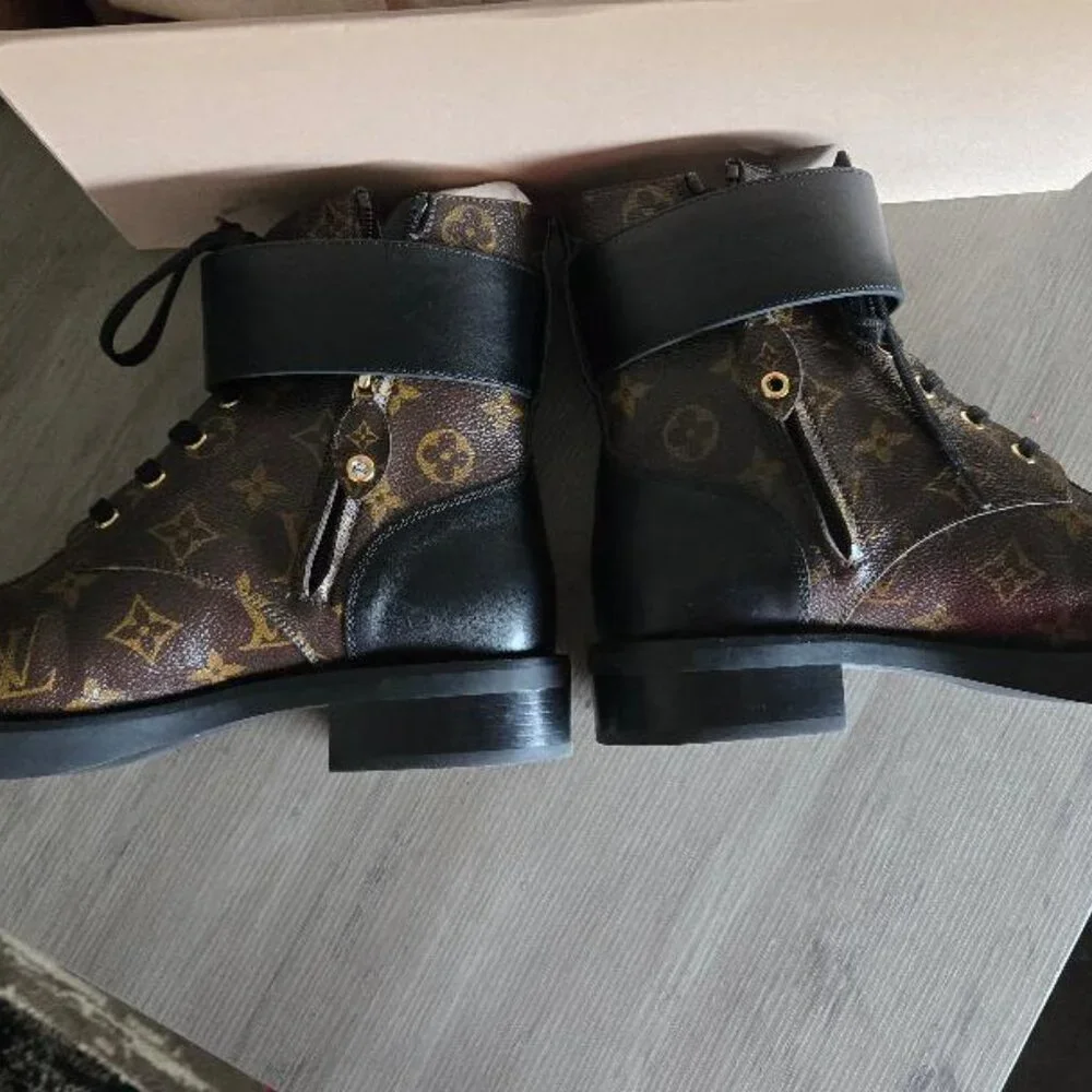 Louis Vuitton - Picture 3 of 6